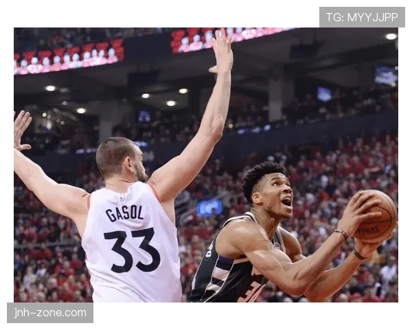 特里无球跑动制造空位，高效输出改变替补席火力结构